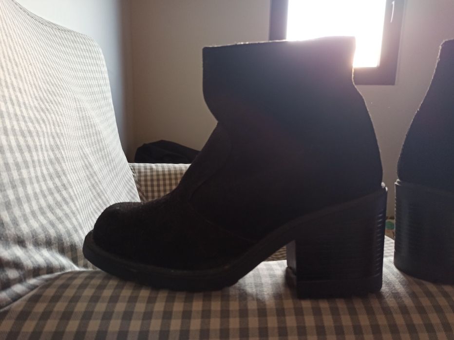 Botas pretas de tacão