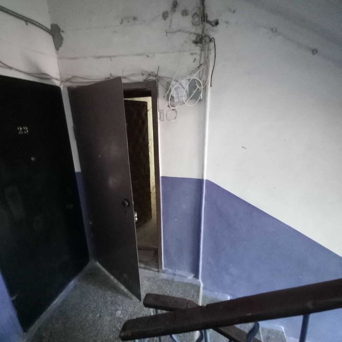 Продаю металеві б/у вхідні двері для "хрущовки"