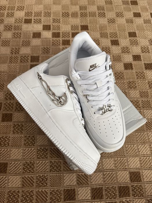 Nike air force 1 silver logo