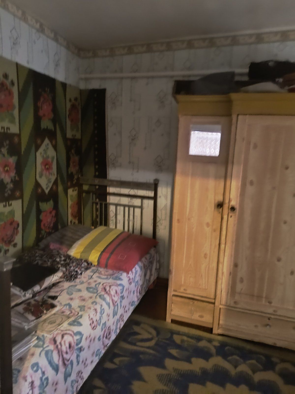 Продам газифікований будинок та 1 га землі.