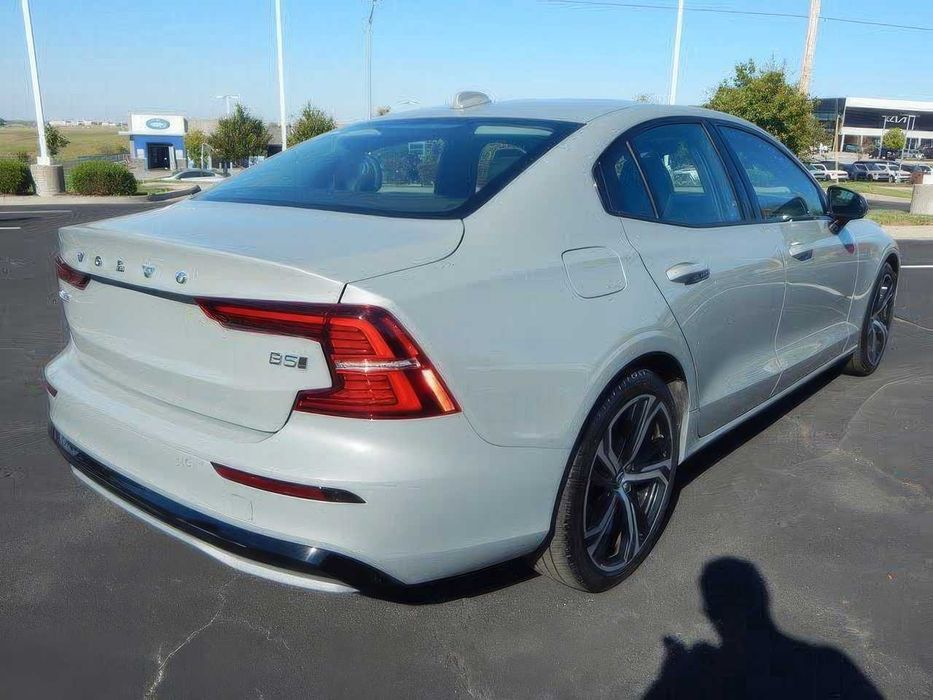 Volvo S60 B5 Core Dark Theme      2024