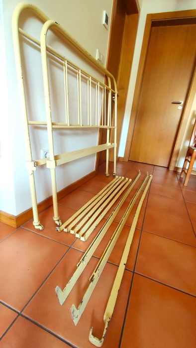 Cama de Ferro Antiga – Vintage