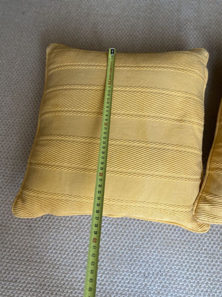 Par de almofadas com capa amarelo mostarda