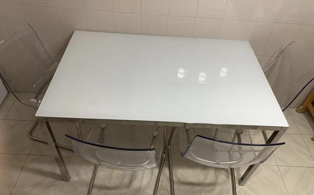 Mesa de inox com vidro temperado.