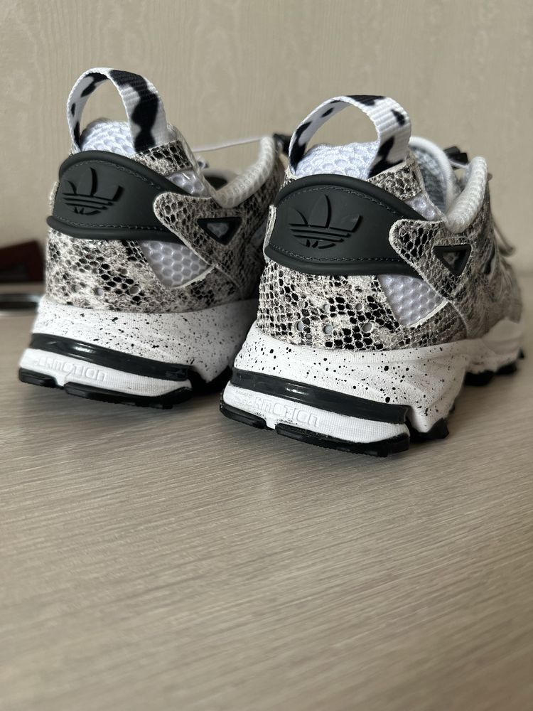 Оригінальні кросівки adidas huperturf 40,5