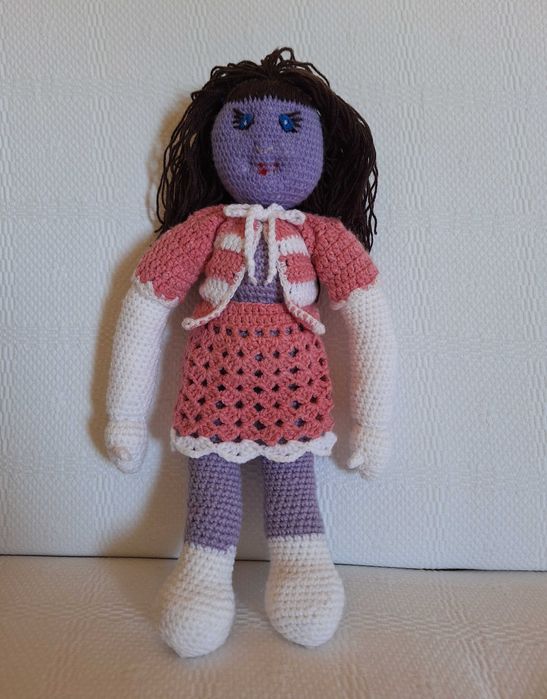 Boneca e roupa feitas em croché (lã).