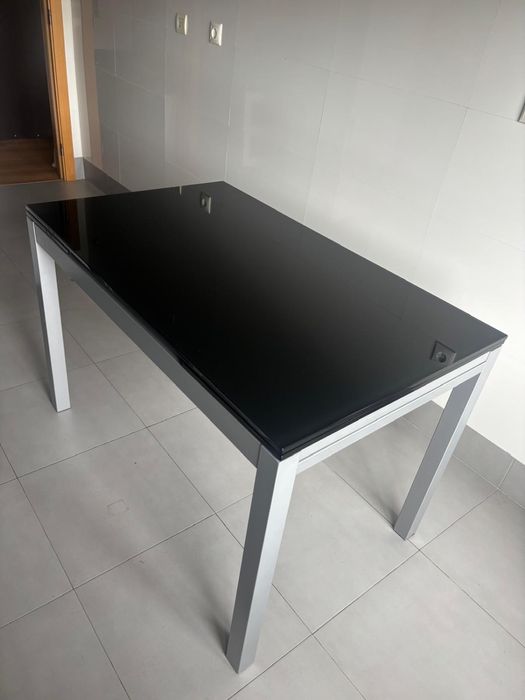 Conjunto de Mesa e 2 Cadeiras – Vidro Preto e Estrutura Metálica