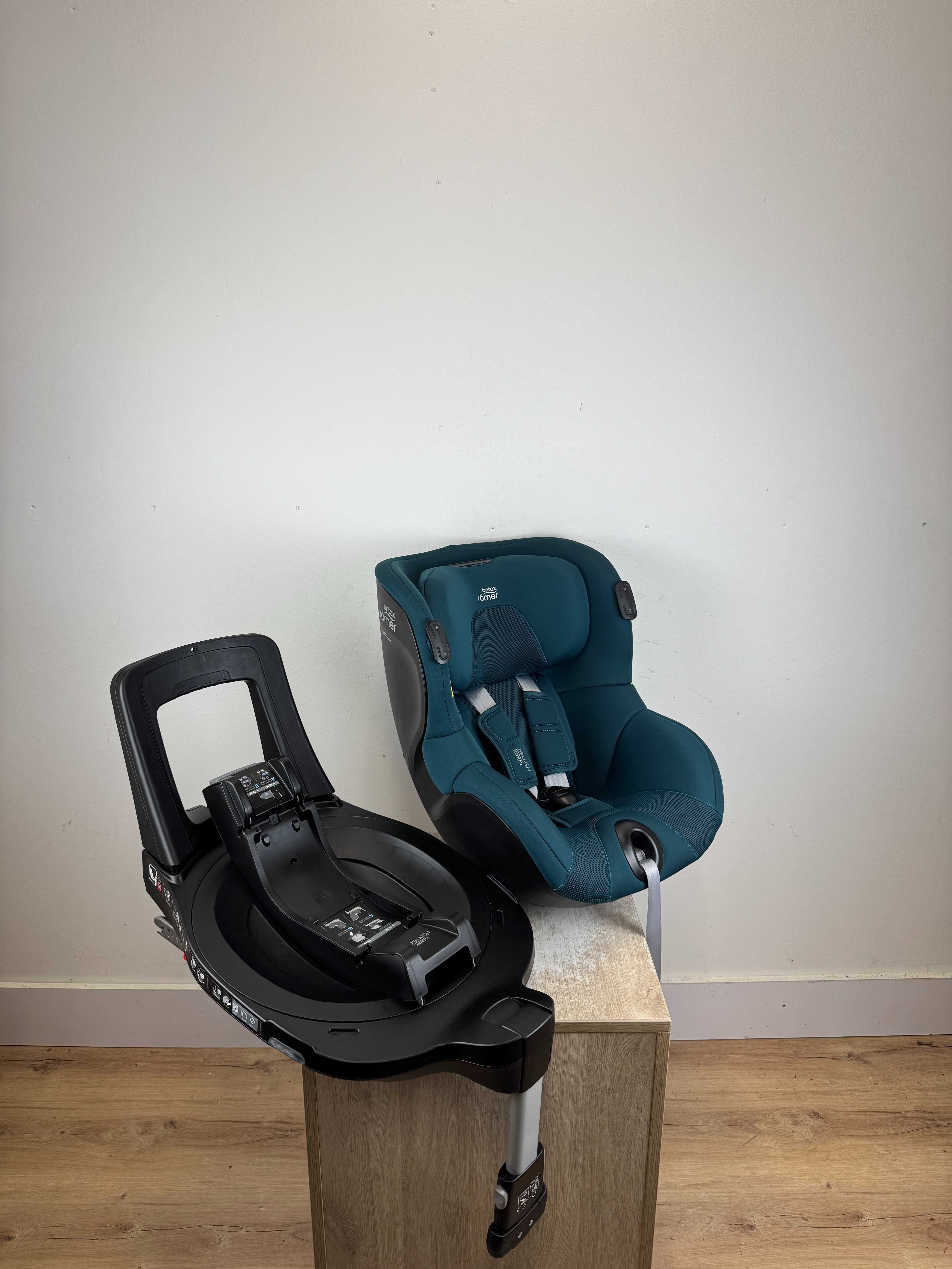 Britax Romer Dualfix 3 i-Size  + baza Flex Base iSense