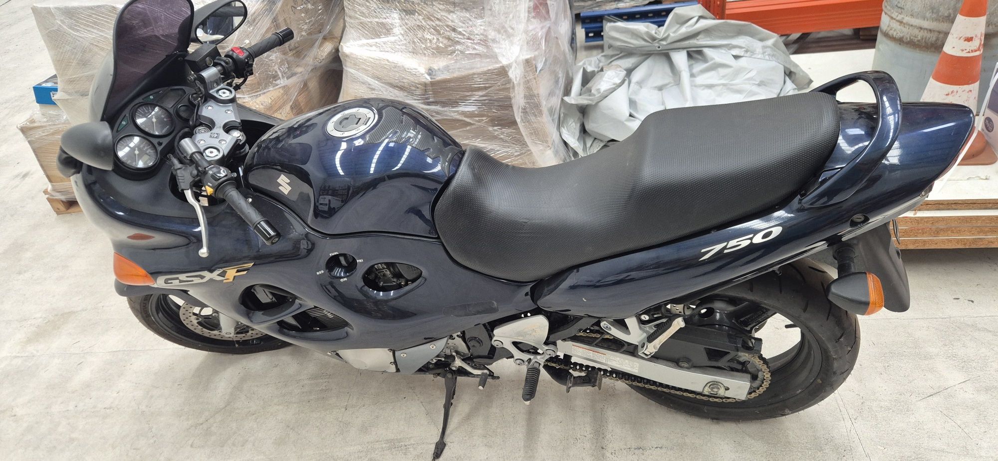 Suzuki GSX 750F(Ler anúncio)