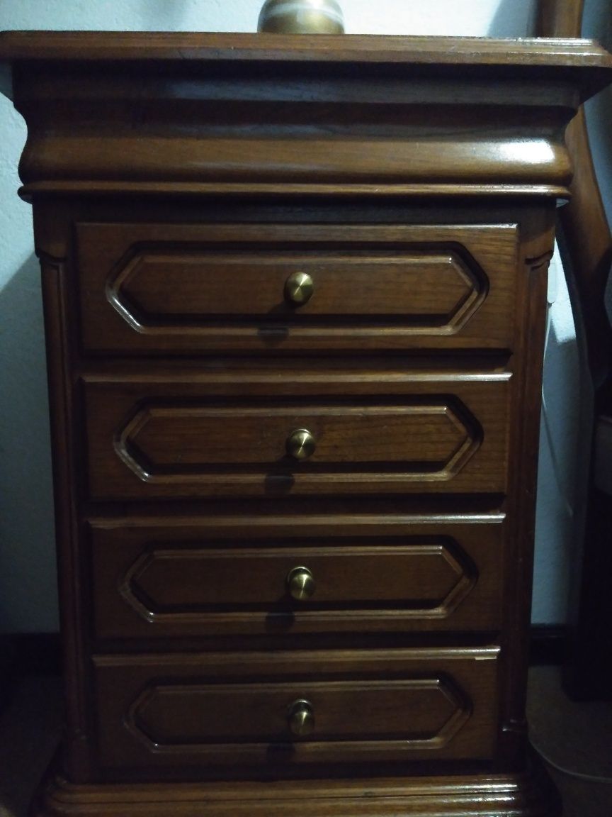 Cama casal com mesas de cabeceira