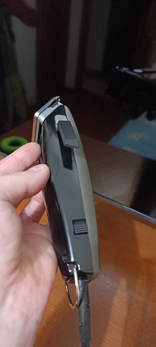 Професійна машинка для стрижки волосся