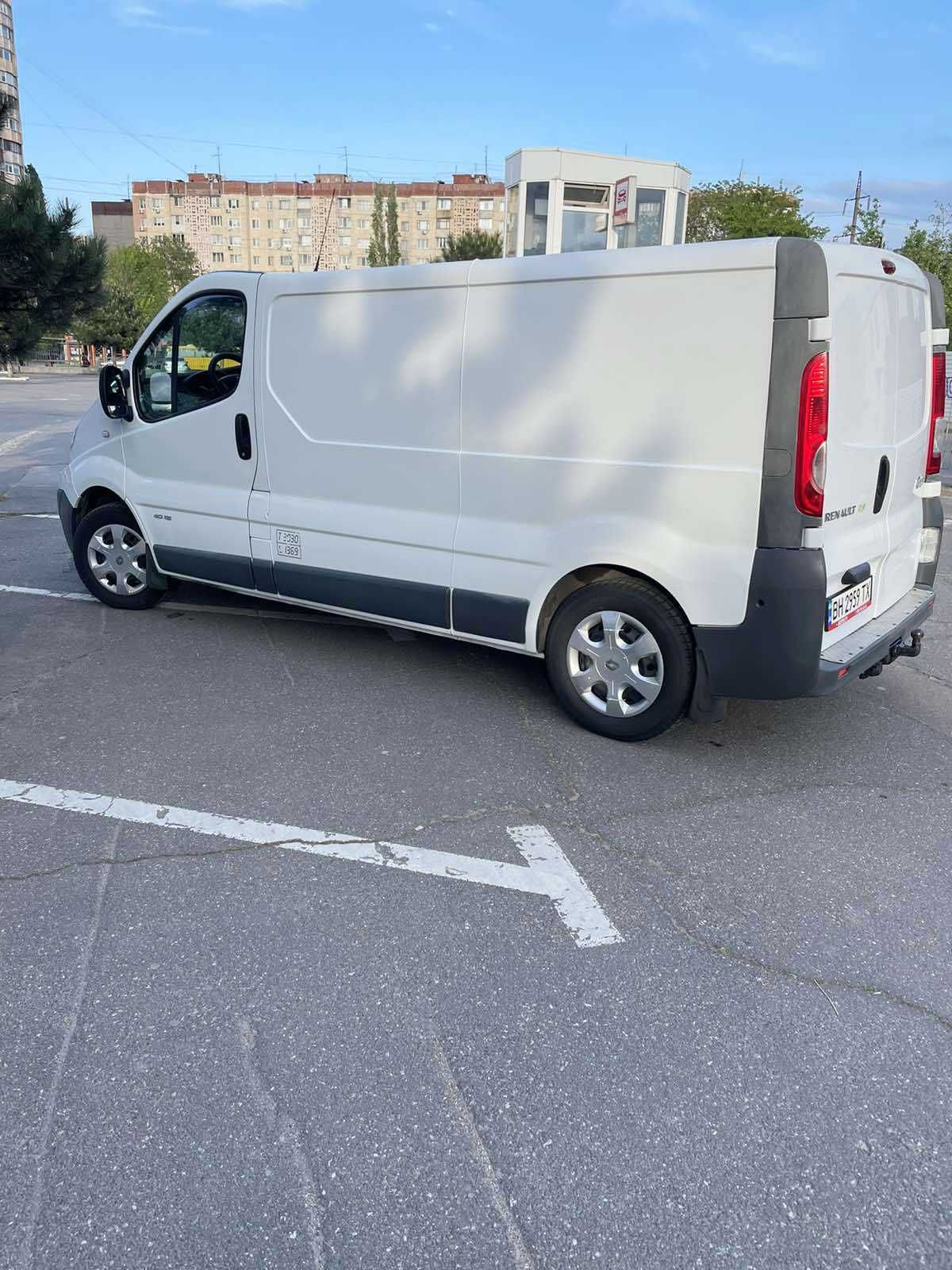 Renault Trafic 2,0 дизель 6-ступка 2013 год