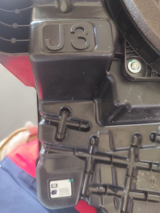 Toyota rav 4 głośnik JBL subwoofer wzmacniacz