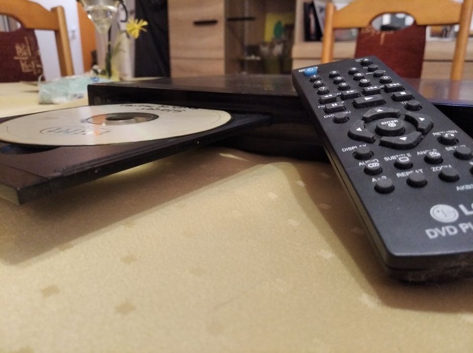Sprzedam dvd LG z pilotem z dodatkowym wejściem na USB