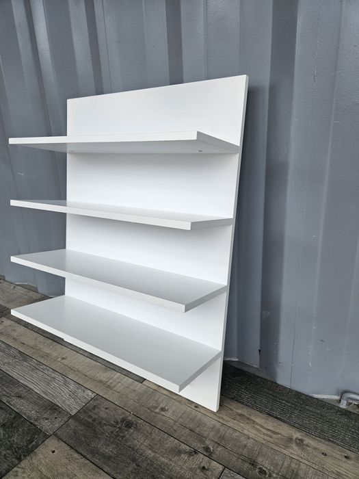 Biały panel półki i wieszaki przedpokój