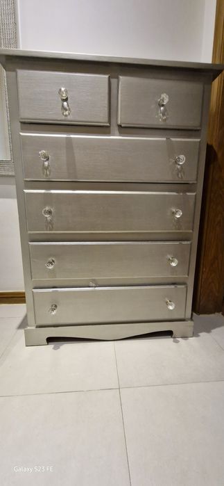 Cómoda de pinho prateada