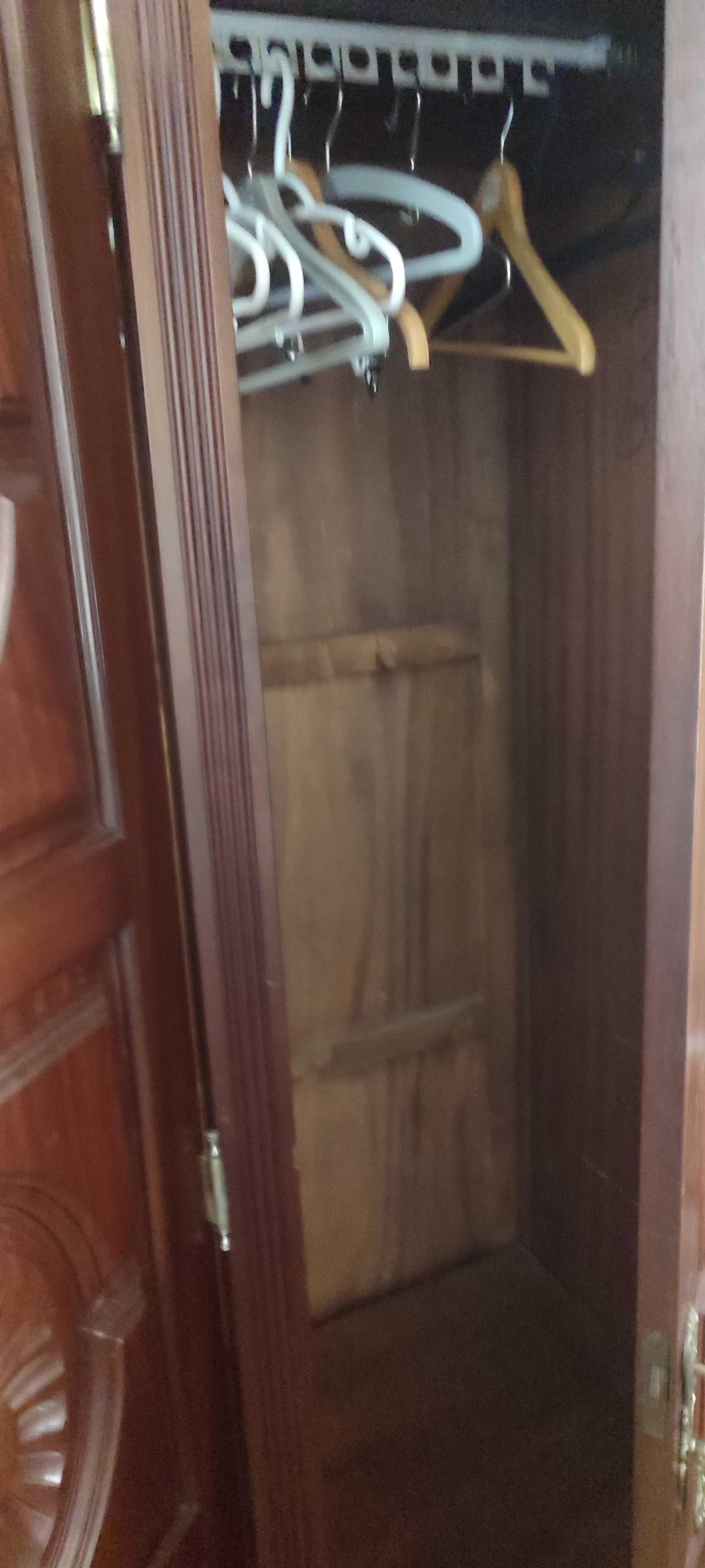 Roupeiro e cama  em Mogno