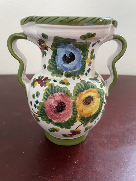 Італійська ваза з майоліки ручноі роботи з квітковим орнаментом.