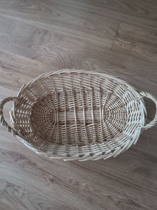 Koszyk owalny z białej wikliny