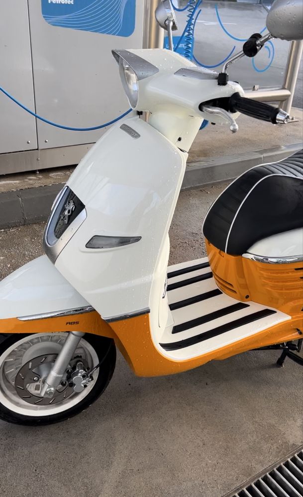 Scooter Peugeot Django