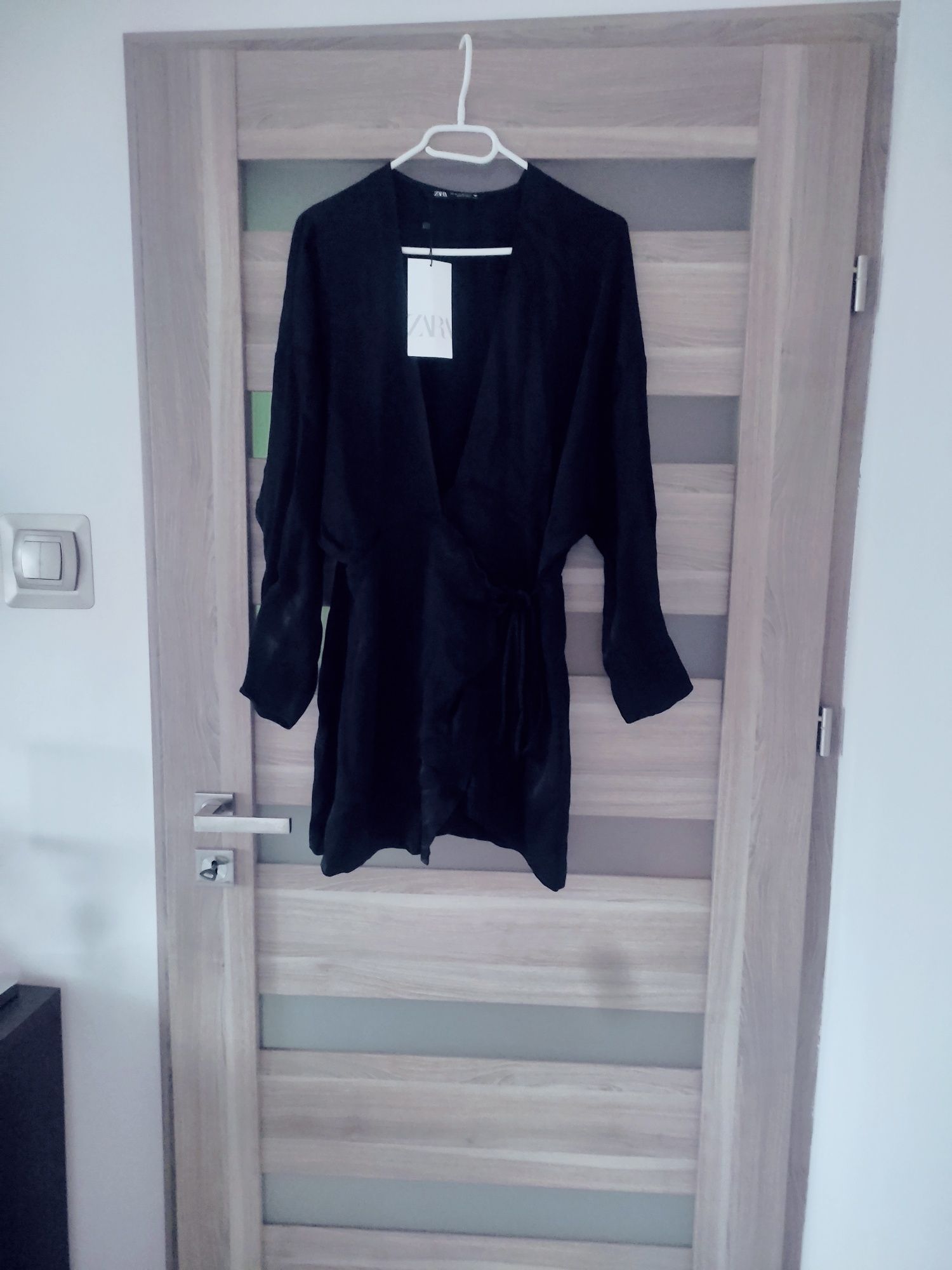 Kopertowa czarna sukienka z wiskozy Zara roz M