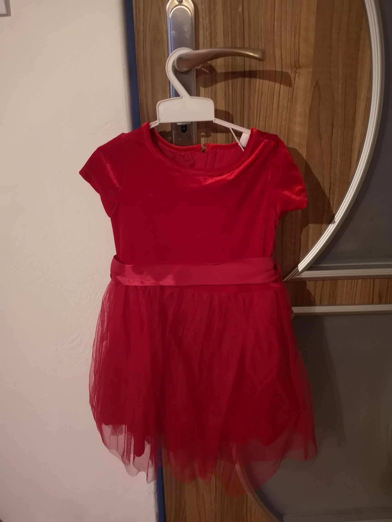 Czerwona śliczna sukienka