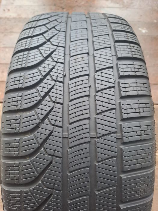 Opona Pirelli 245 40 R19 98V P zero Winter