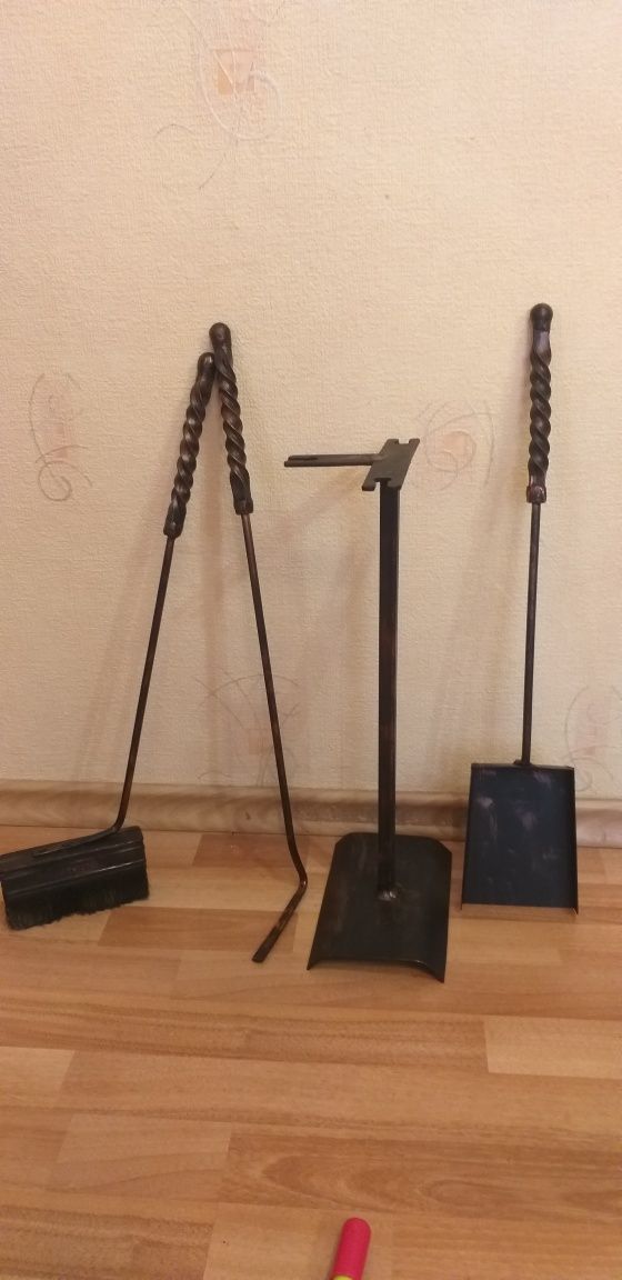 Прилади для каміна  на стійці (набір)для вигортання попілу(золи) барбе