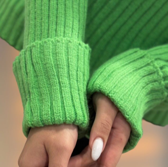 Жіночий светр .Салатового відтінку