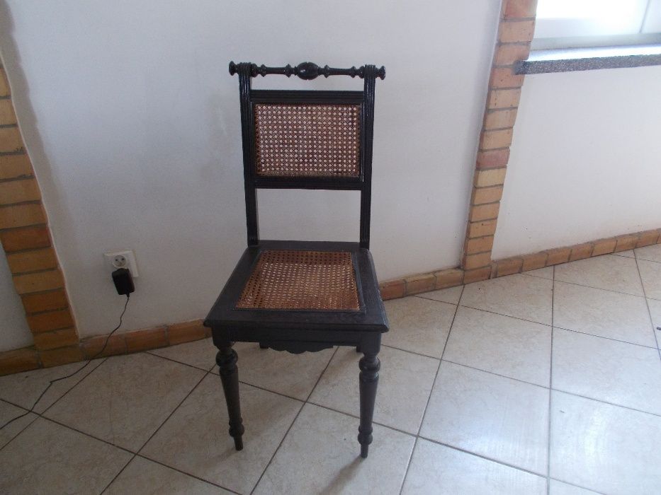 Stare krzesło dębowe