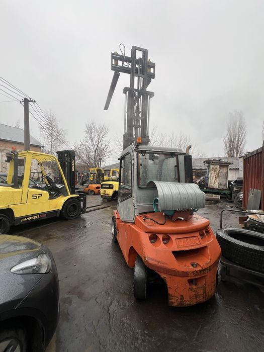 Навантажувач Тойота.  35