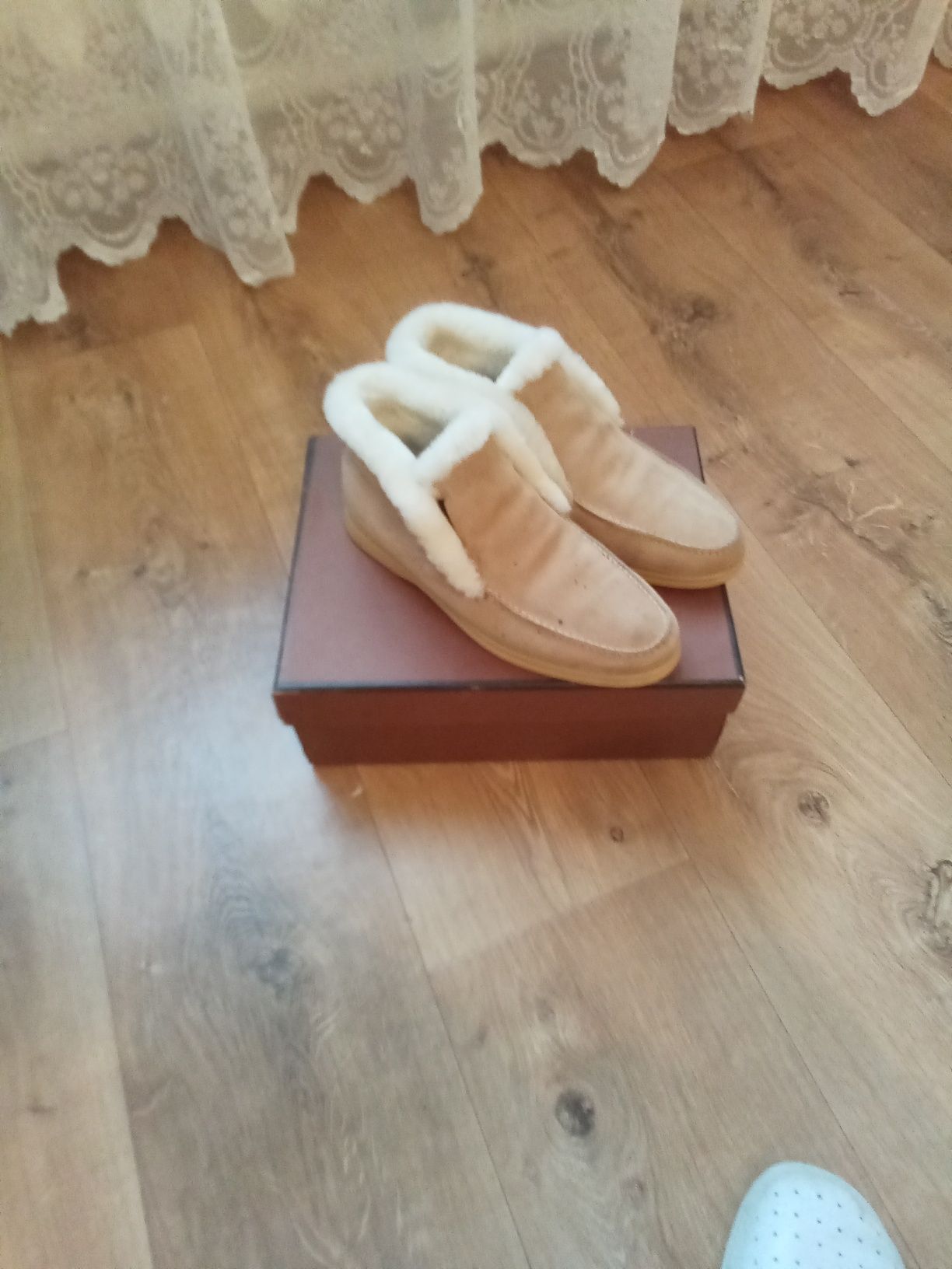 Продам теплые ботинки Loro Piana 38р и туфли Carlo Posolini 39р.