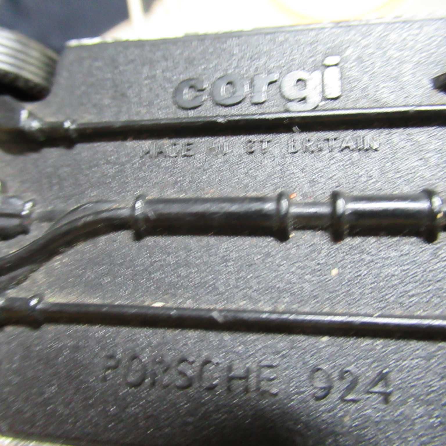 (109)-Porsche 924 antigo em metal da Corgi Toys esc:1:43