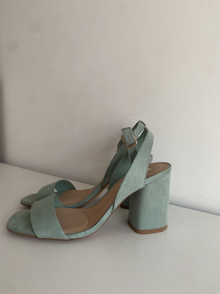 Sandália de salto alto Stradivarius em menta