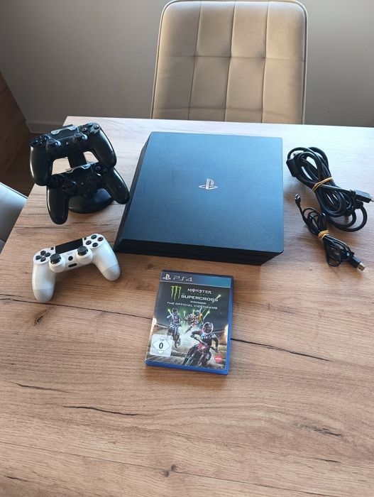 PlayStation 4 Pro + dodatki