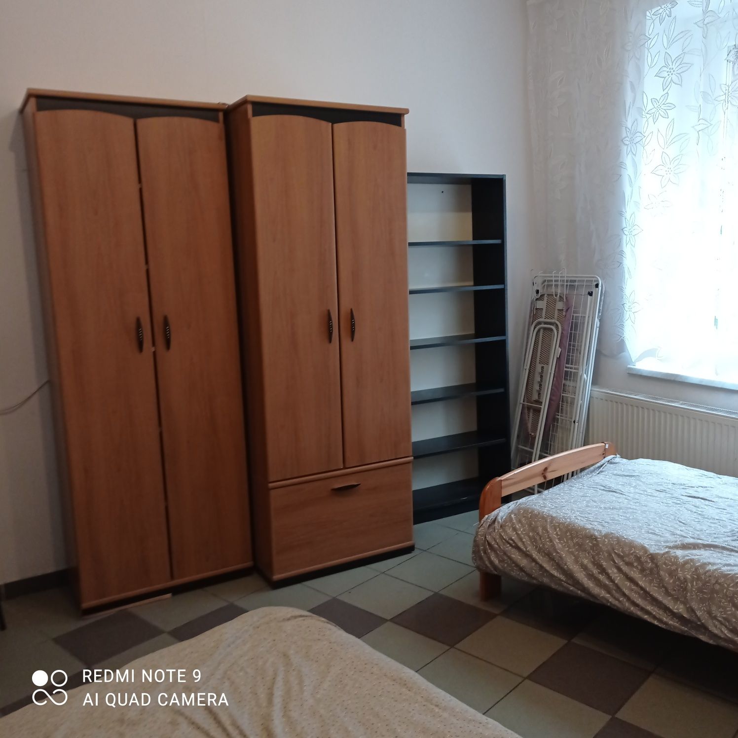 Pokój dwuosobowy w mieszkaniu dwupokojowym.