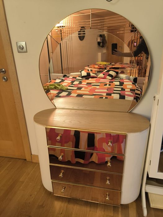 Cama redonda de casal, mesinhas de cabeceira e cómoda com espelho