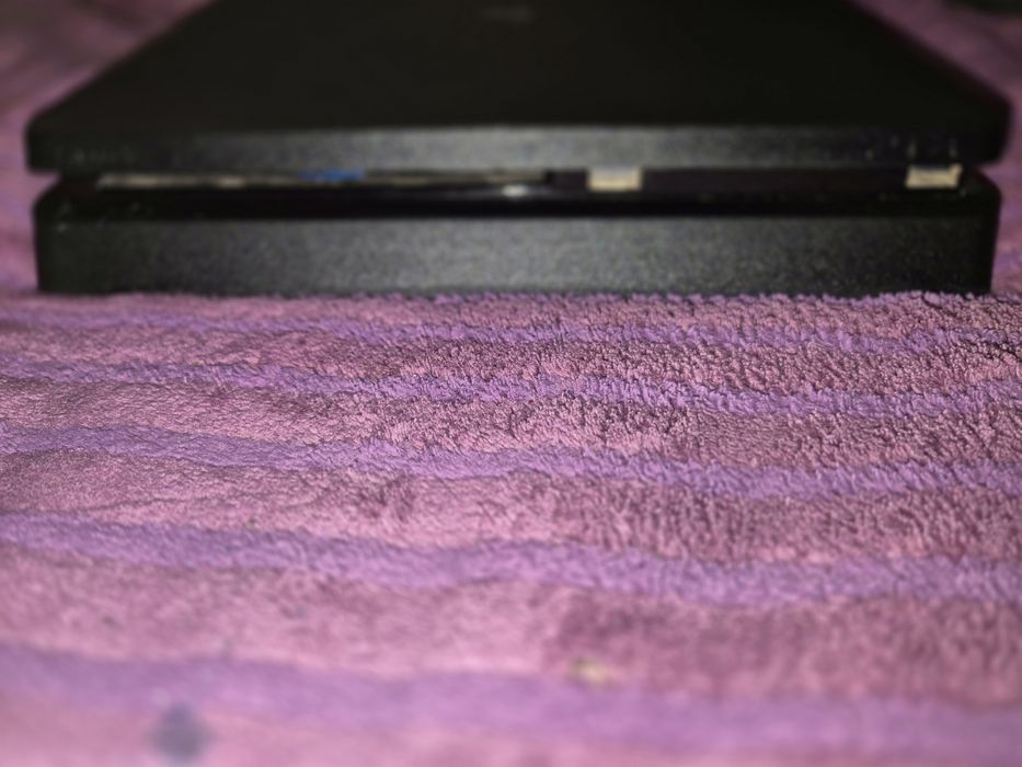 Продам PS 4, на 1 Тбайт