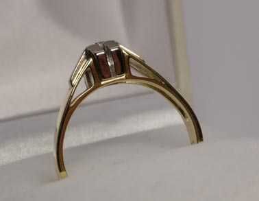 Złoty dwukolorowy pierścionek sygnecik z diamentem R.17