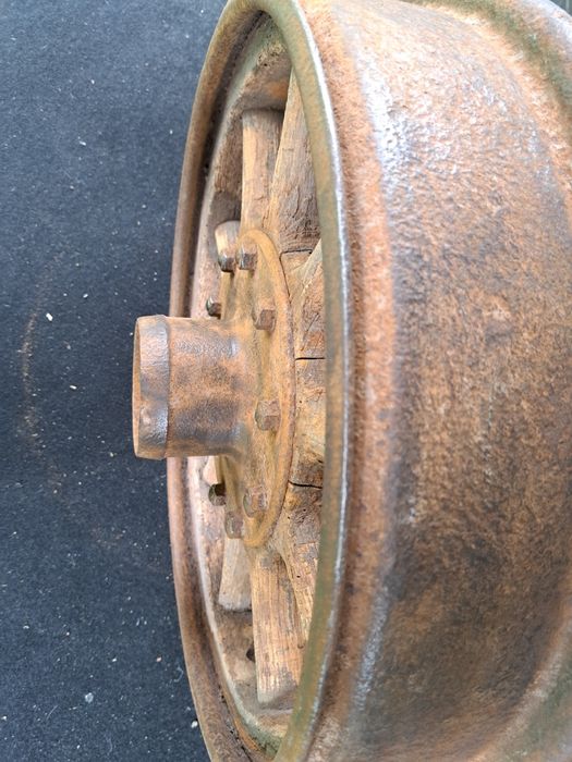 Drewniane koło samochodowe