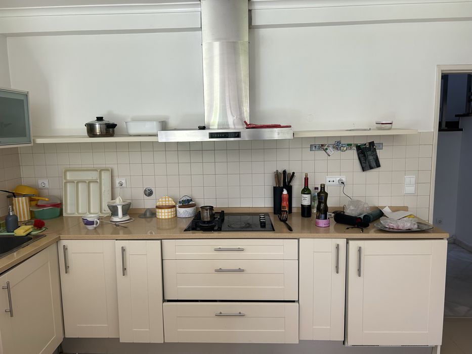 Móveis de cozinha  lacados,  modernos, em beije, com peninsula.