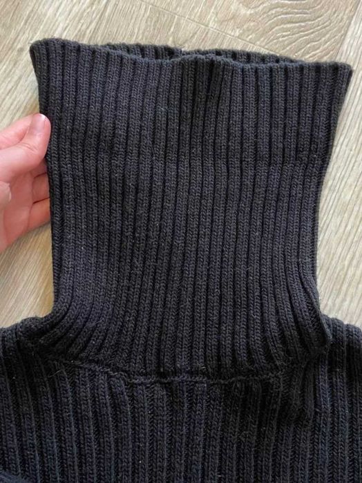 Светр вʼязаний жіночий укорочений чорний