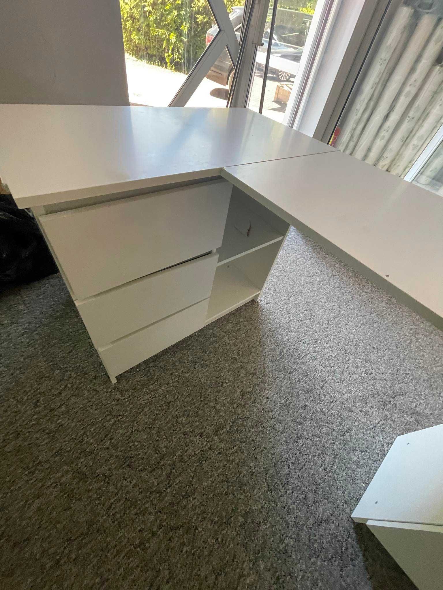 Białe biurko narożne