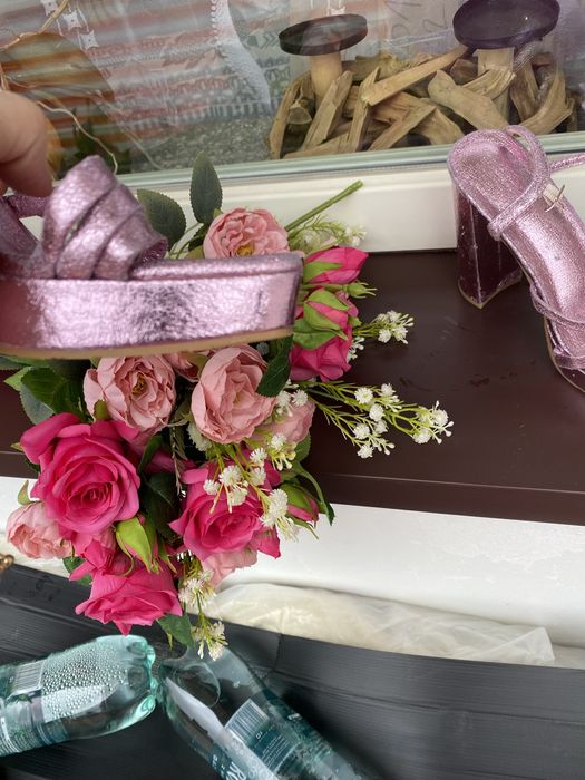 Sandały na stabilnym obcasie. Metaliczny róż