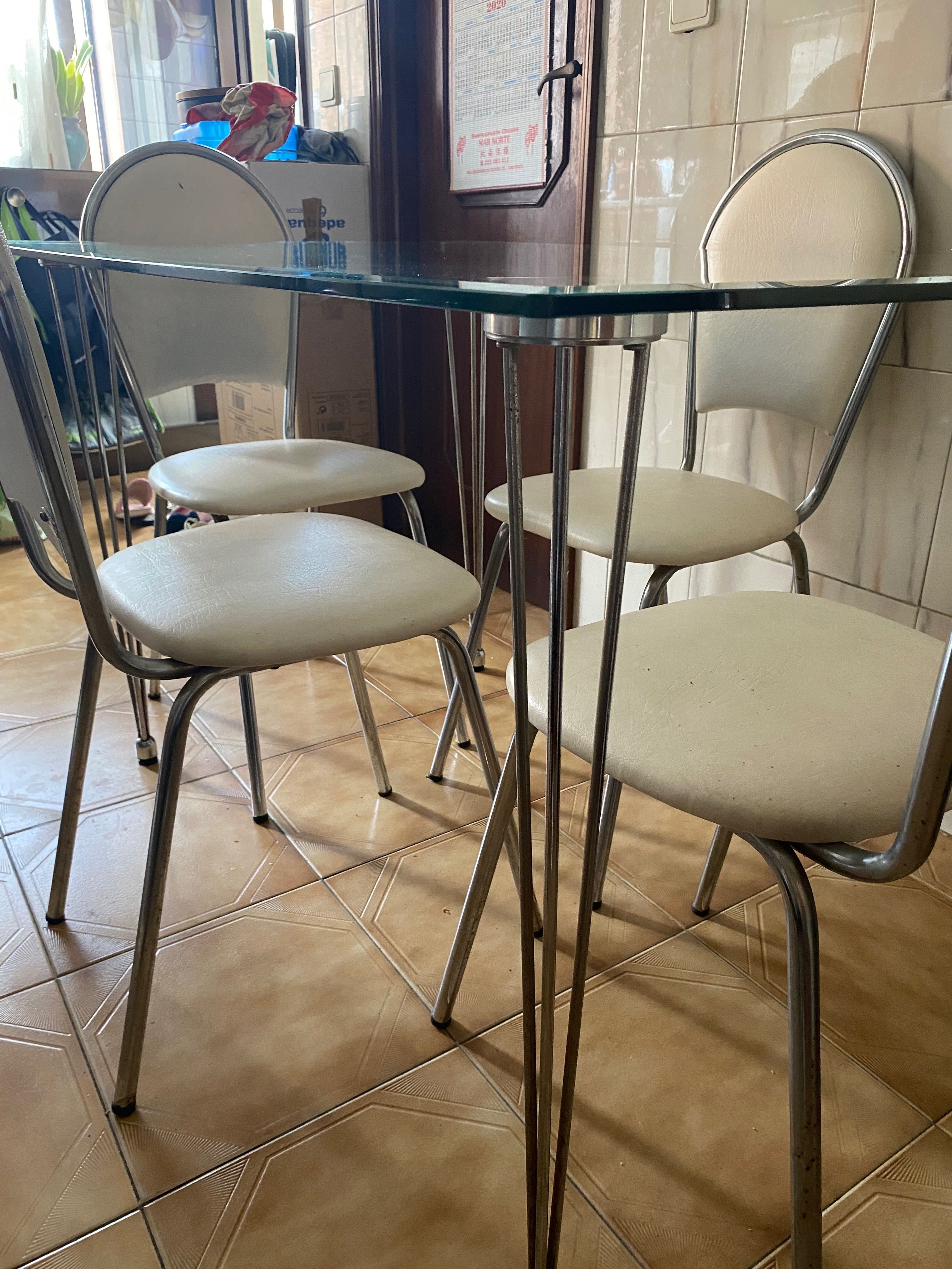 Mesa de cozinha com 4 cadeiras