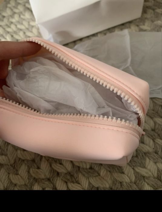 Przepiekna pudrowa kosmetyczka Dior CD