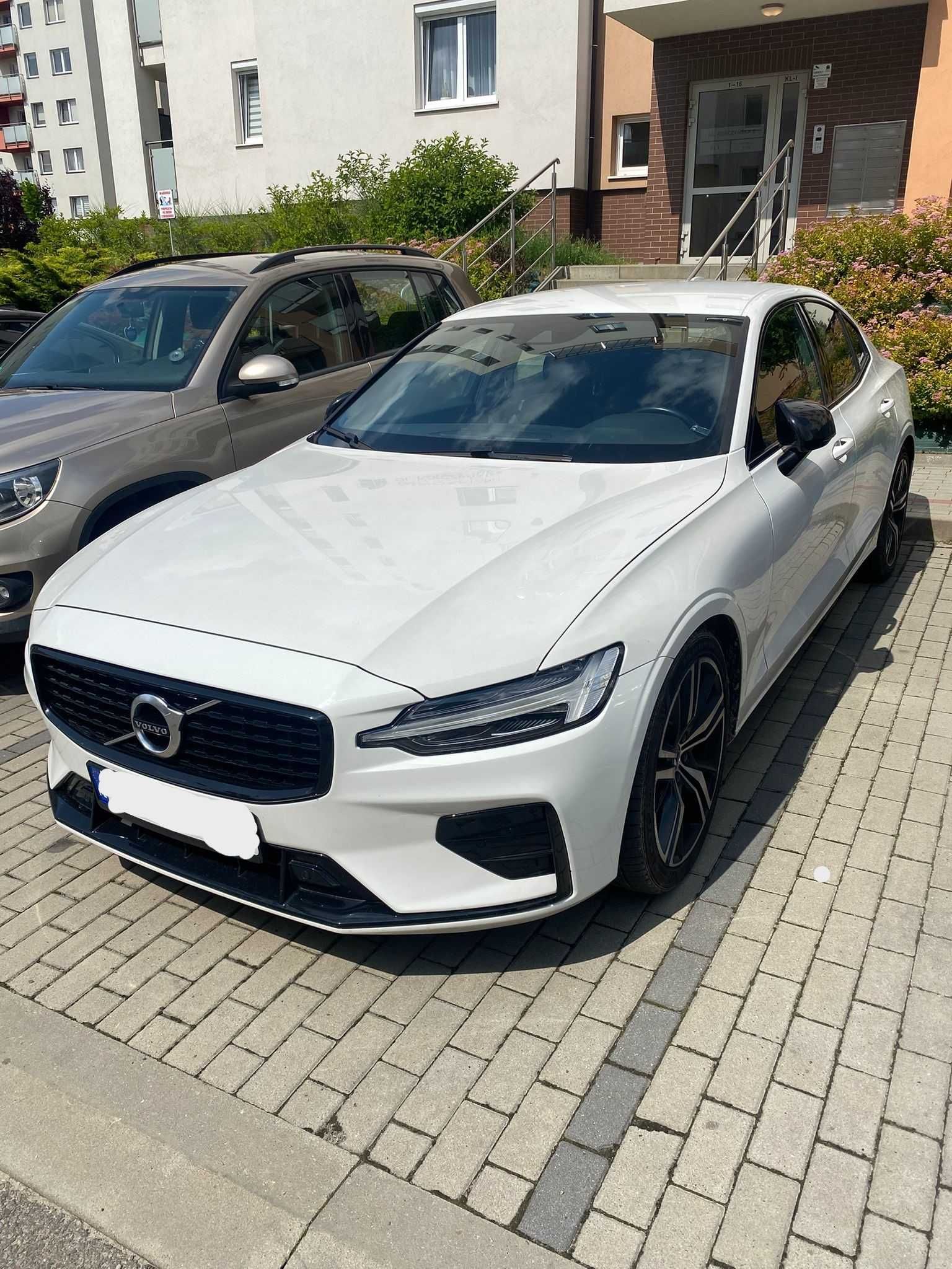 Eleganckie Volvo S60 Białe - przejazd do ślubu