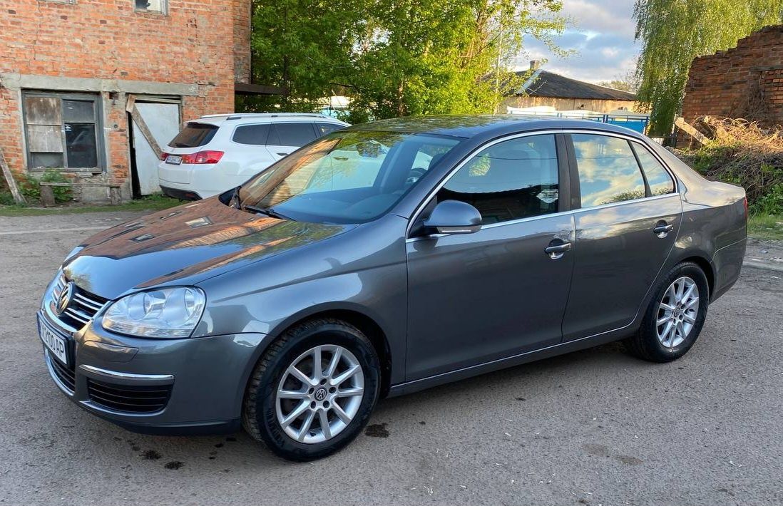 Автомобиль Volkswagen Jetta 5 2008 1,4 turbo