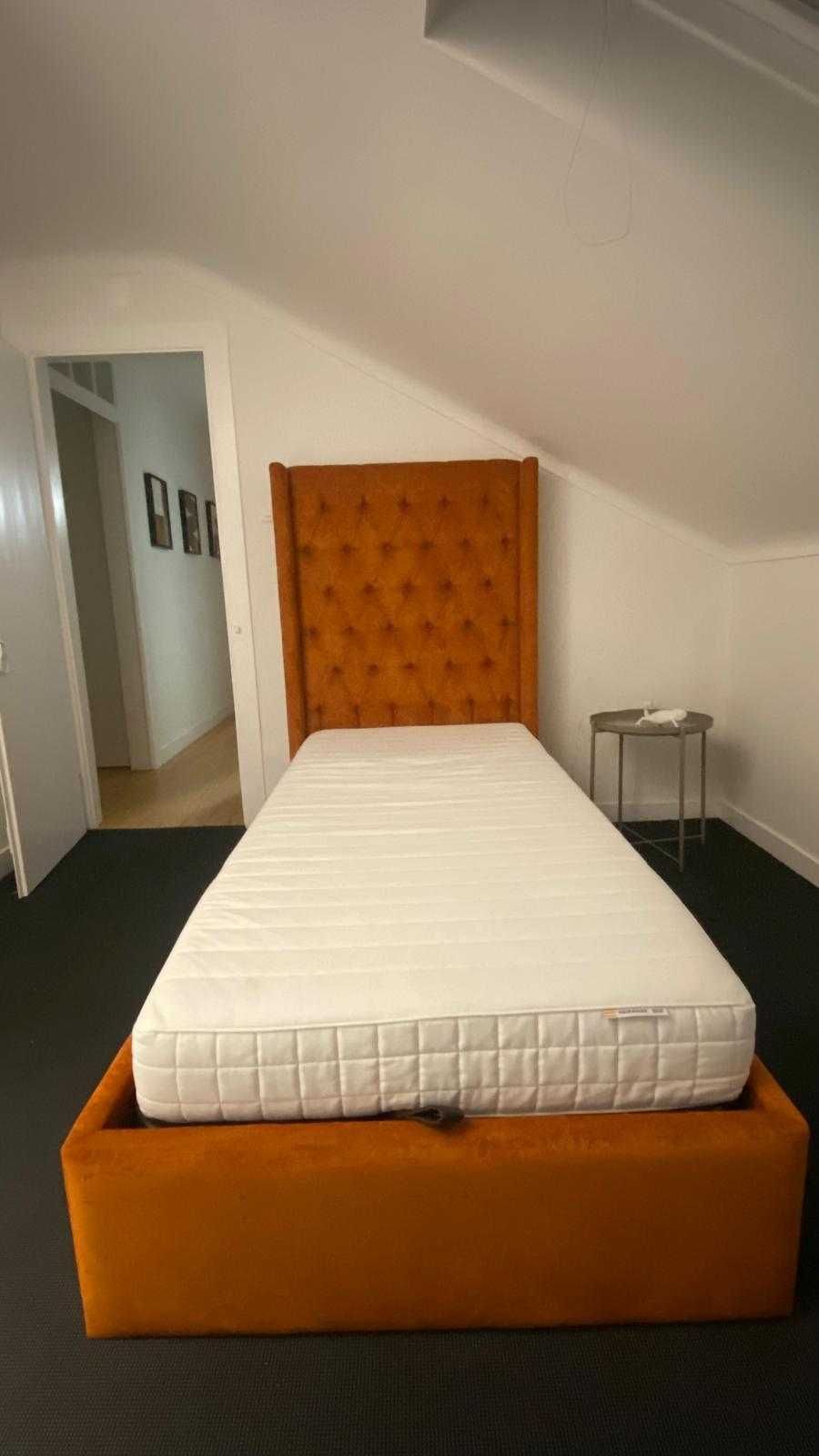 Cama Esmeralda Las Kasas com arrumação e colchao
