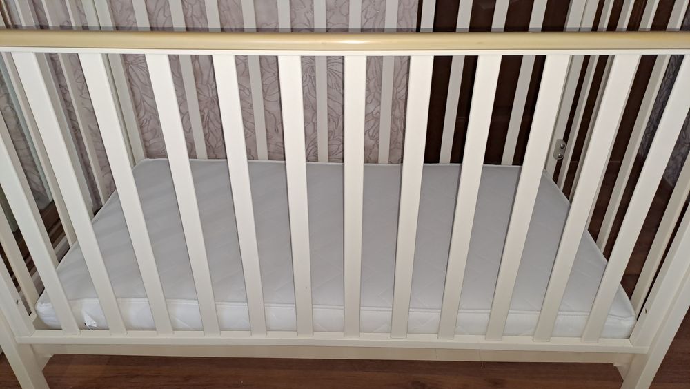 Дитяча кроватка ліжко люлька та матрас, нове простирадло на матрас.
